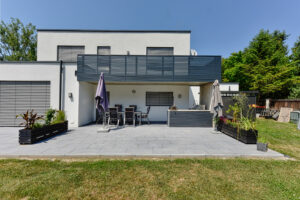 Grosszuegige Terrasse mit Alu Design Merida Balkon