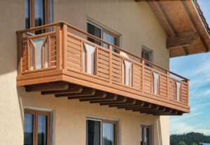 Freitragendes Balkonanbausystem in Holzoptik