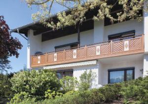 Idyllischer Garten  mit Alu Classic Leipzig Balkongeländer