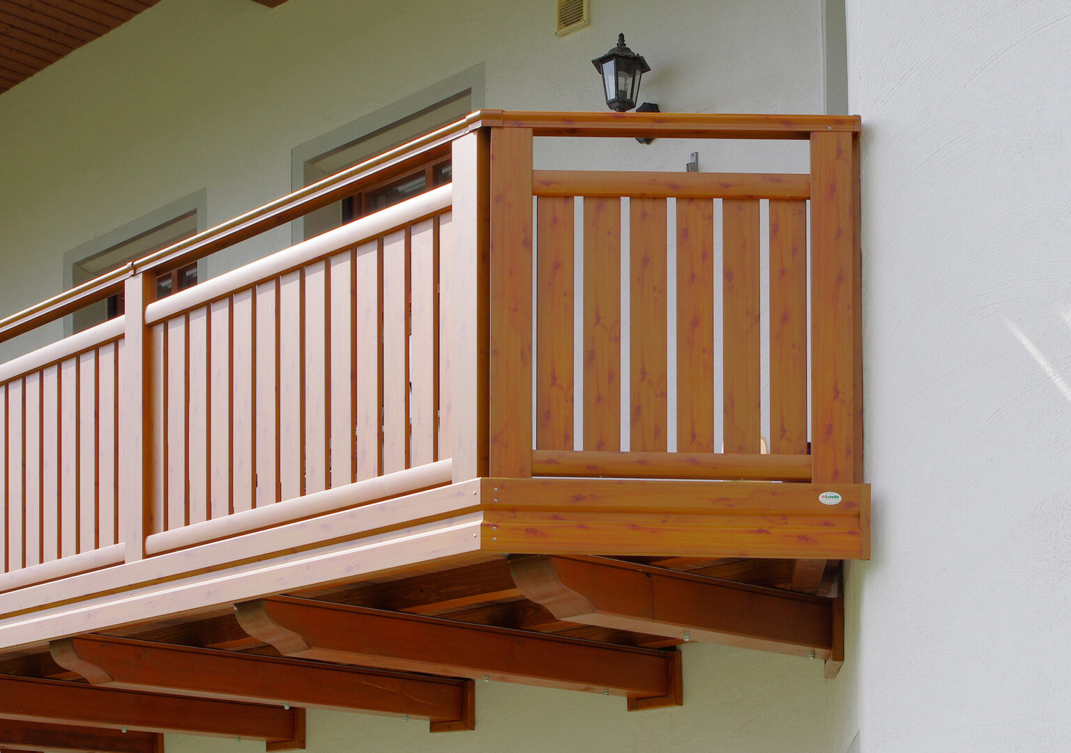 Gelungene Holzoptik mit Alu Classic Vilshofen Balkongeländer