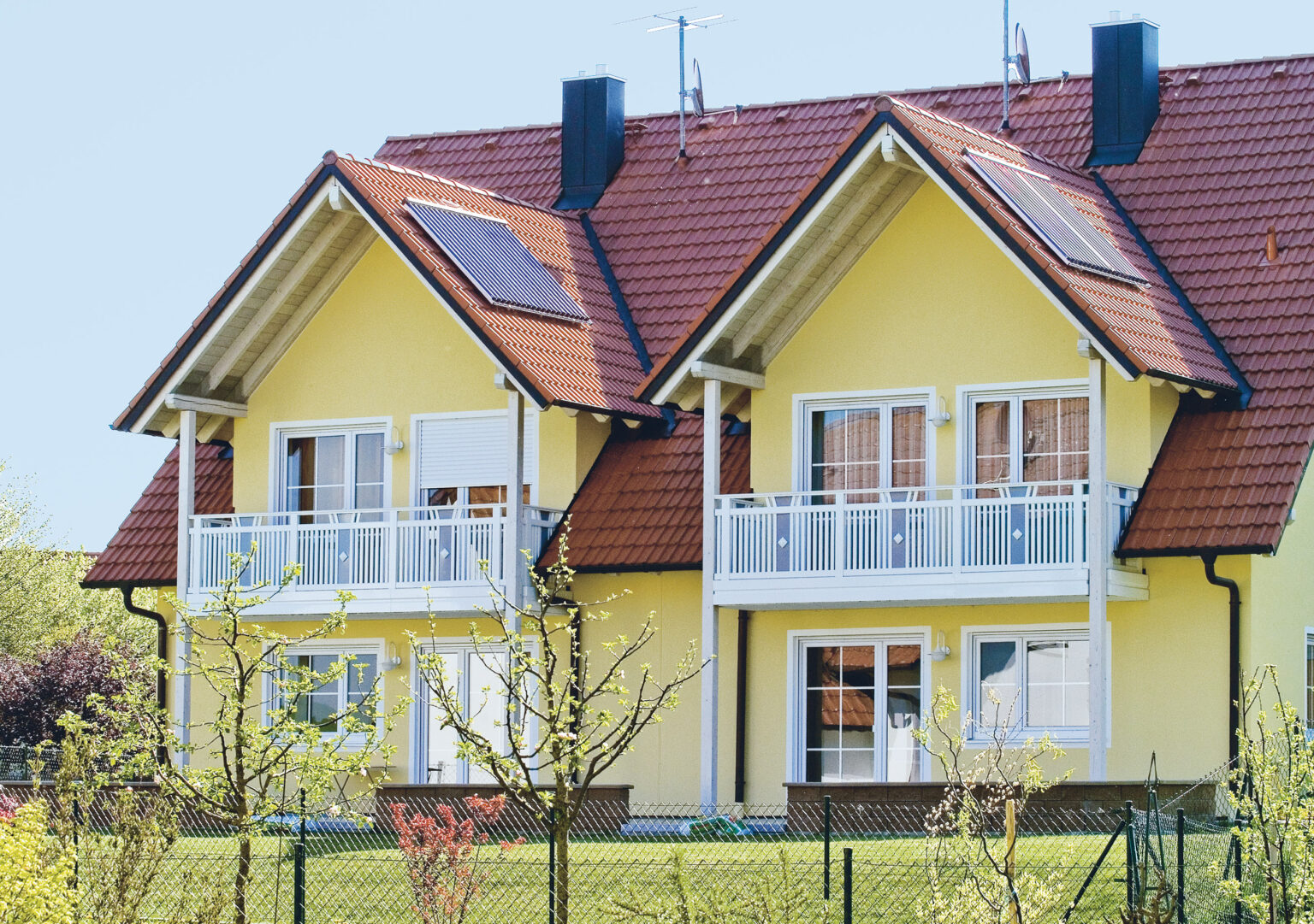 Doppelhaushälfte mit Alu Classic Zürich Balkongeländer