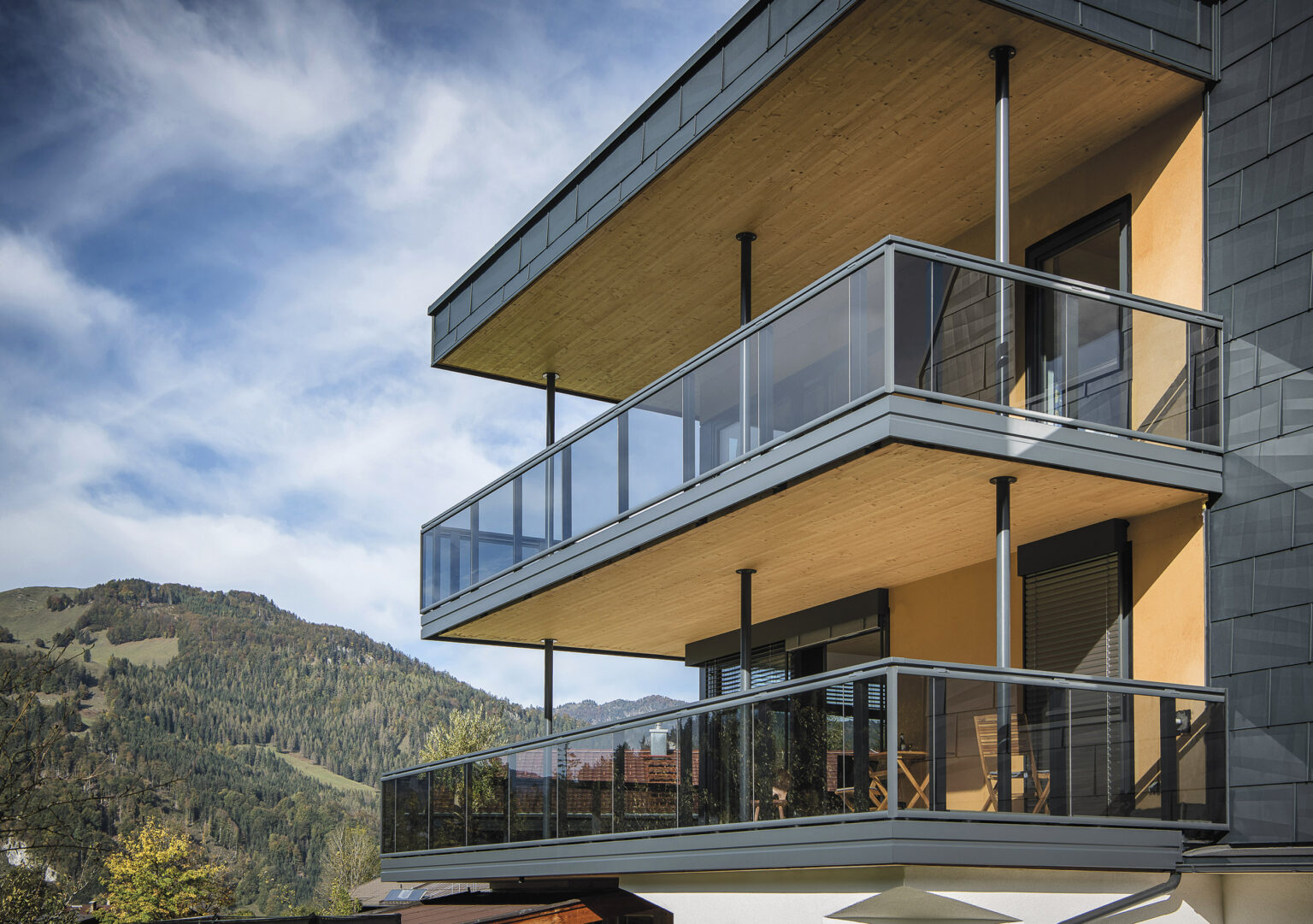 Mehrstöckiges Wohnhaus mit Alu Select Padova Balkongeländer