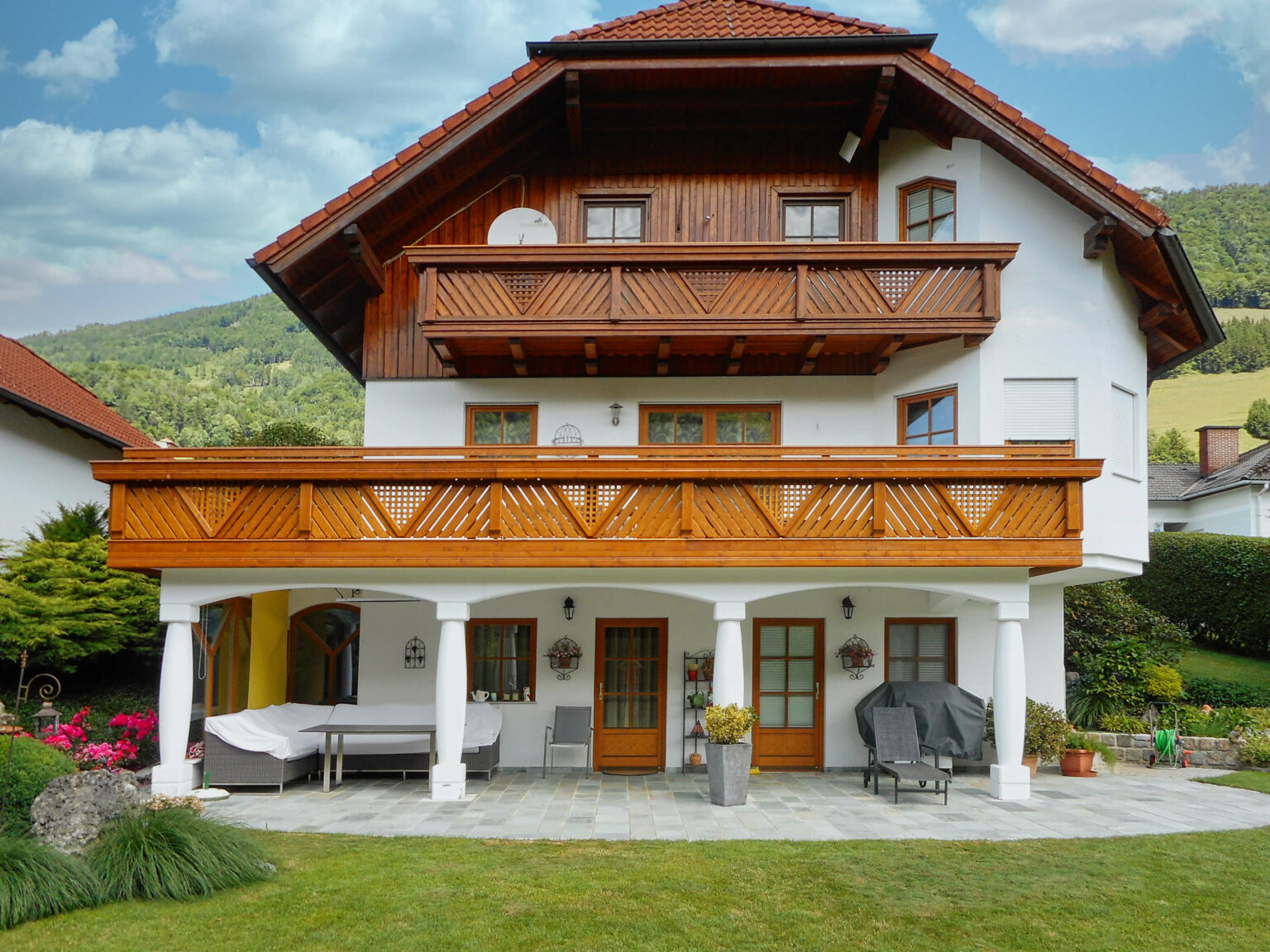 Großzügiges Wohnhaus mit Holz Classic Langoarone Balkongeländer