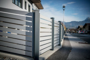 Weißes Auto bremst mit Aluzaun Castillo