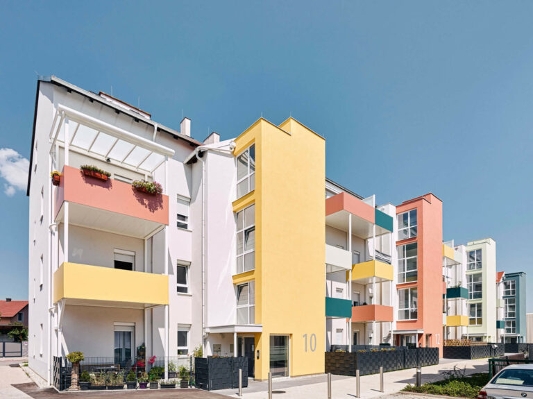 Bunte Wohnanlage mit Alubalkongeländer