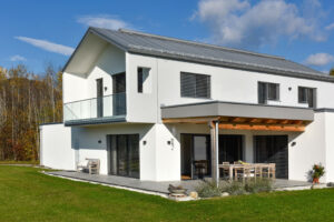 Modernes Einfamilienhaus mit Alubalkongeländer Pure